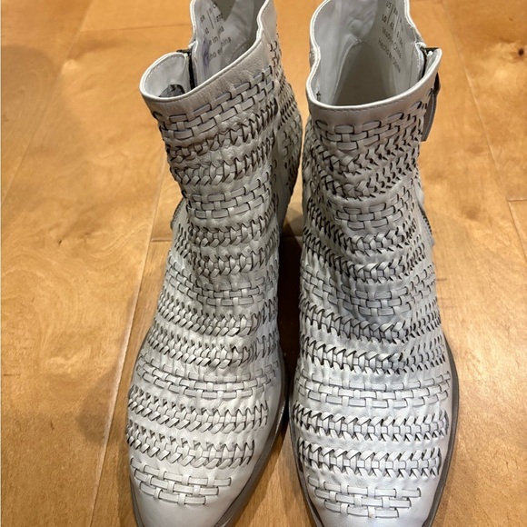 Gap Woven leather ankle boots booties 10 ivory white  like new - Picture 3 of 7